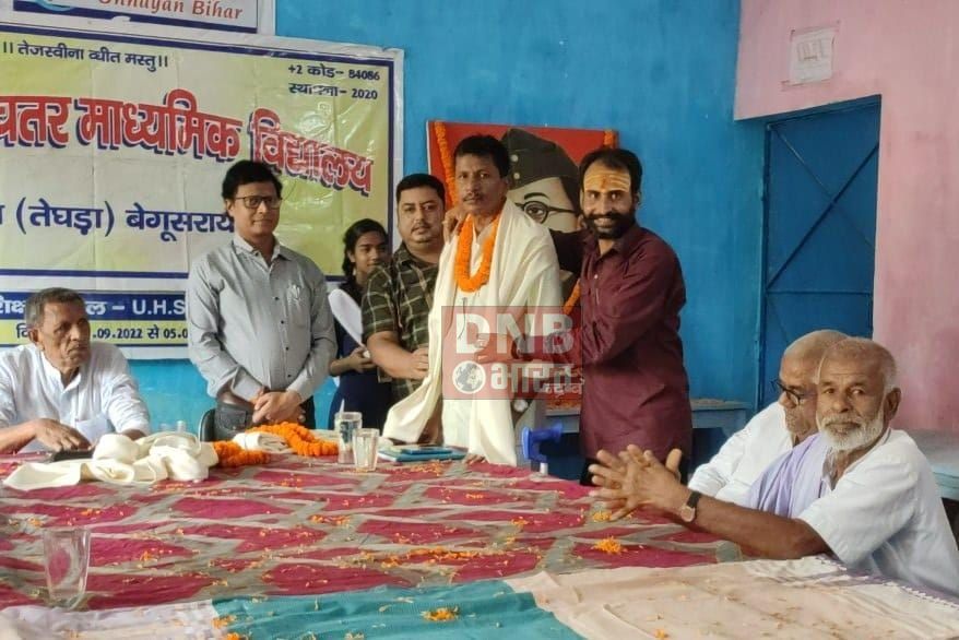 उत्क्रमित उच्चतर माध्यमिक विद्यालय गौरा में तेघड़ा बीडीओ शिक्षक की भूमिका में आए नजर, छात्र छात्राओं से किए सवाल जबाव 4