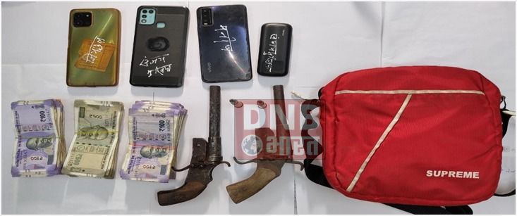 बेगूसराय पुलिस ने बखरी भारत फाइनेंस कंपनी कर्मी से लूटकांड का किया उद्भेदन, 05 अपराधी हथियार,बाइक, नगद एवं लूट के सामान के साथ गिरफ्तार 4