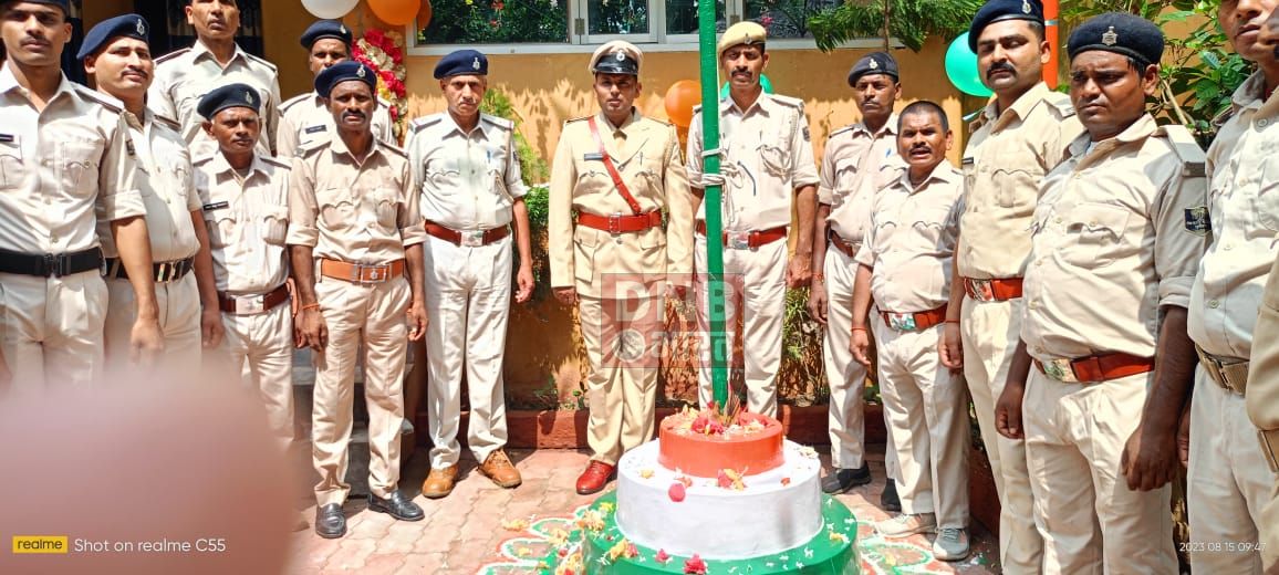 भगवानपुर प्रखण्ड मुख्यालय के सभी कार्यालयों में ससमय हुआ झंडोतोलन 4