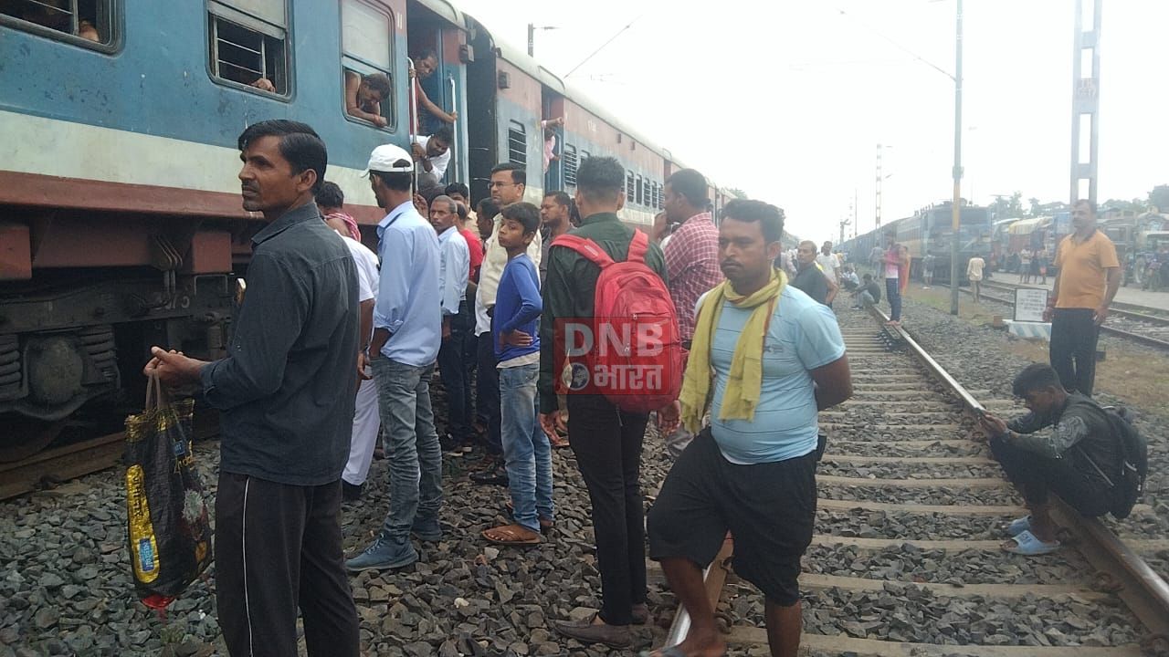 अभी अहले सुबह तिलरथ जमालपुर मेमू स्पेशल चलती ट्रेन के पहिए से निकलने लगी चिंगारी, पैसेंजर से भड़ी थी ट्रेन, टला बड़ा हादसा, रेल अधिकारी पहुंचे मौके पर 3