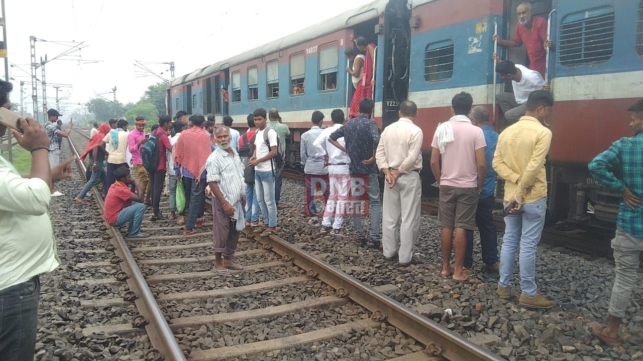 अभी अहले सुबह तिलरथ जमालपुर मेमू स्पेशल चलती ट्रेन के पहिए से निकलने लगी चिंगारी, पैसेंजर से भड़ी थी ट्रेन, टला बड़ा हादसा, रेल अधिकारी पहुंचे मौके पर 4