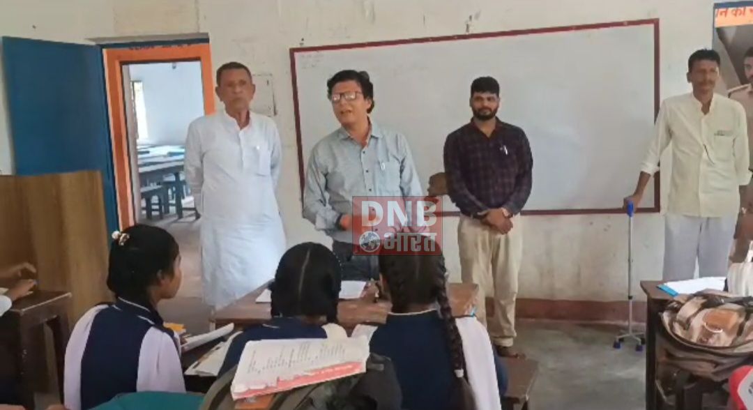 उत्क्रमित उच्चतर माध्यमिक विद्यालय गौरा में तेघड़ा बीडीओ शिक्षक की भूमिका में आए नजर, छात्र छात्राओं से किए सवाल जबाव 2