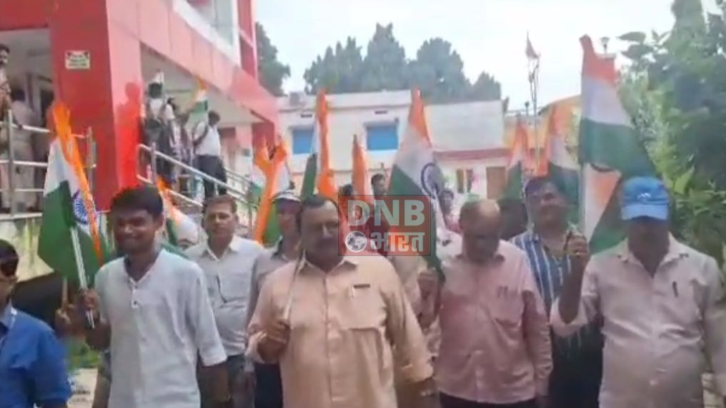 आजादी का अमृत महोत्सव के मौके पर हर घर तिरंगा अभियान के तहत सभी पोस्ट ऑफिस में तिरंगा झंडा 25 रूपया में उपलब्ध, ऑनलाइन भी कर सकते हैं बुक 3