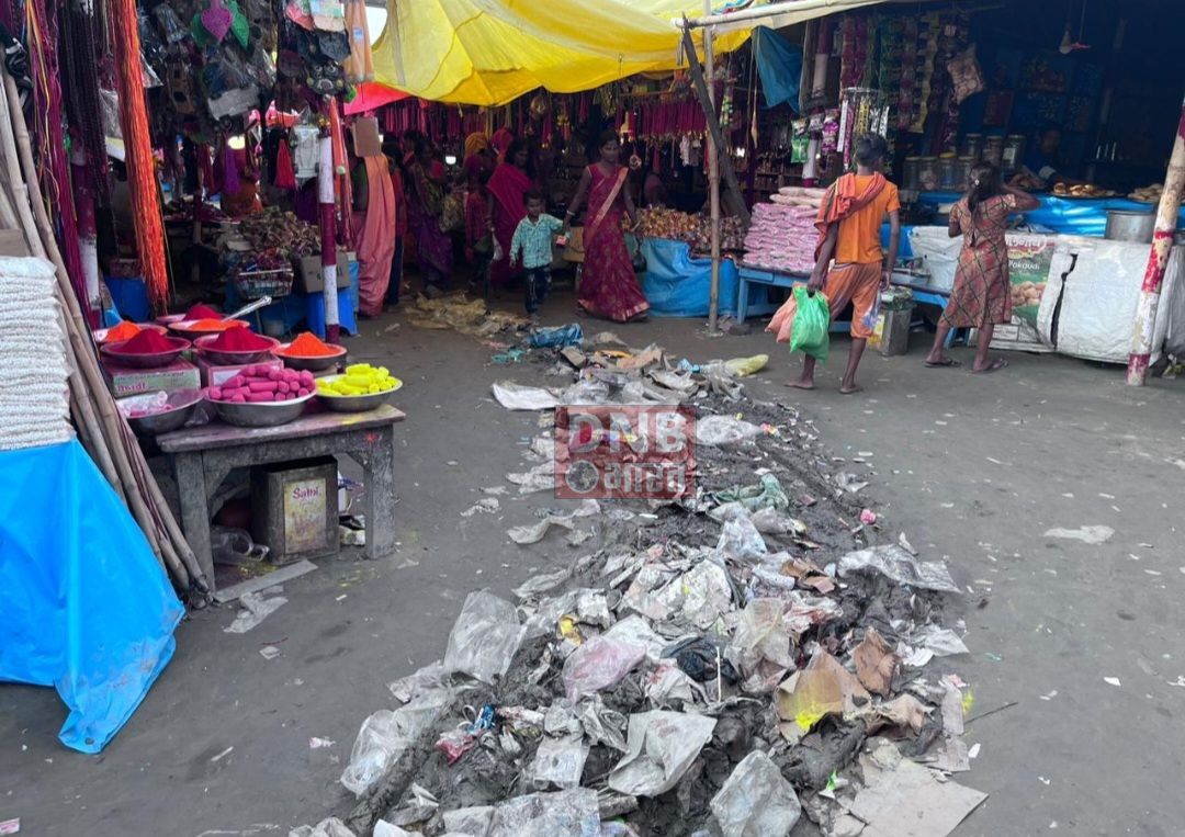 करोड़ों का राजस्व देनें वाली सिमरिया गंगाघाट पर लगा है गंदगी का अंबार, दुर्गंध से श्रद्धालु परेशान 2