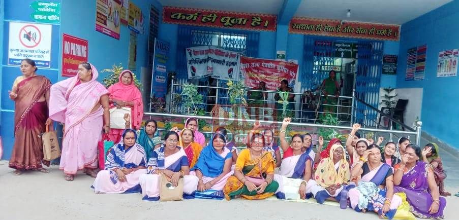आशा कार्यकर्ता व फैसिलिटेटरों की अनिश्चितकालीन हड़ताल पचीस वें दिन भी जारी 3