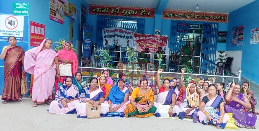 आशा कार्यकर्ता व फैसिलिटेटरों की अनिश्चितकालीन हड़ताल पचीस वें दिन भी जारी 2