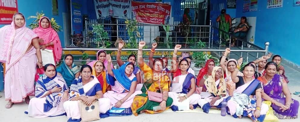 आशा कार्यकर्ता व फैसिलिटेटरों की अनिश्चितकालीन हड़ताल पचीस वें दिन भी जारी 4