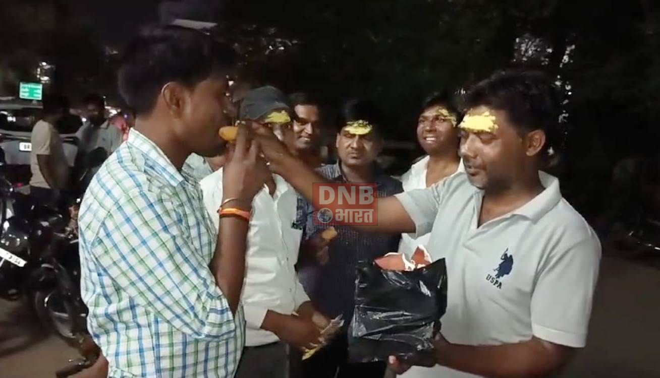 चंद्रयान 3 के चंद्रमा पर सफल लैंड के की खुशी में नालंदा जिले में युवाओं ने बीच सड़क पर पटाखे फोड़कर और मिठाई खिलाकर खुशियों का किया इजहार 2