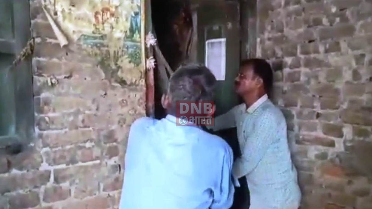 बेगूसराय के चर्चित मुखिया हत्याकांड मामले में पुलिस ने फरार आरोपी के घर इश्तेहार चिपकाए एवं एक के घर की कुर्की जप्ती 2