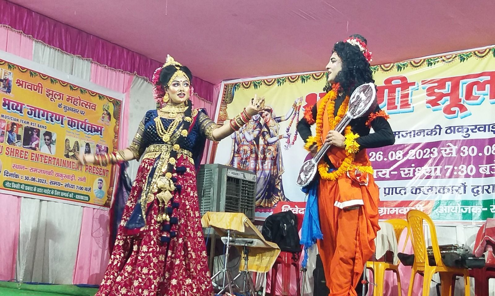 बछवाड़ा प्रखंड के राम जानकी ठाकुरवाड़ी रानी गांव में झुला महोत्सव के अंतिम दिन भजन संध्या कार्यक्रम में भजनों और झांखी की प्रस्तुति देख रात भर झूमते रहे श्रद्धालु 4