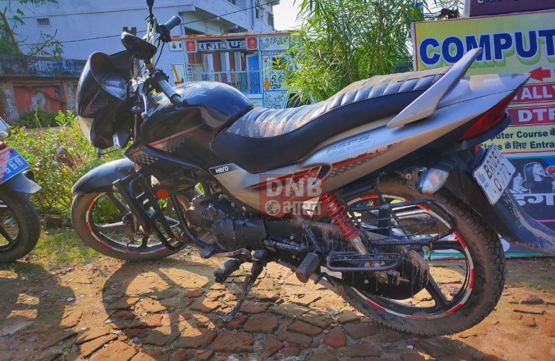 गढ़हरा थानाक्षेत्र में पूर्व वार्ड पार्षद के घर मोटरसाइकिल चोरी की घटना से दहशत में ग्रामीण, सीसी कैमरे में कैद हुई मोटरसाईकिल चोरी की पूरी वारदात 2
