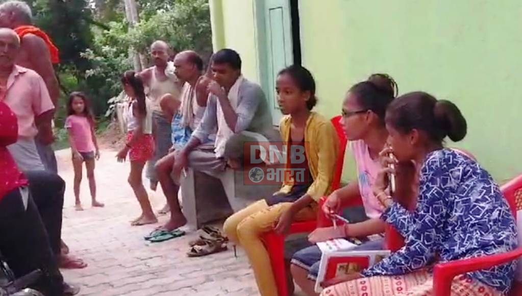 नालंदा में प्रार्थना के दौरान कड़ी धूप होने के कारण लगभग एक दर्जन बच्चियां की तबीयत बिगड़ी,इलाज के लिए निजी क्लीनिक में कराया गया भर्ती 2