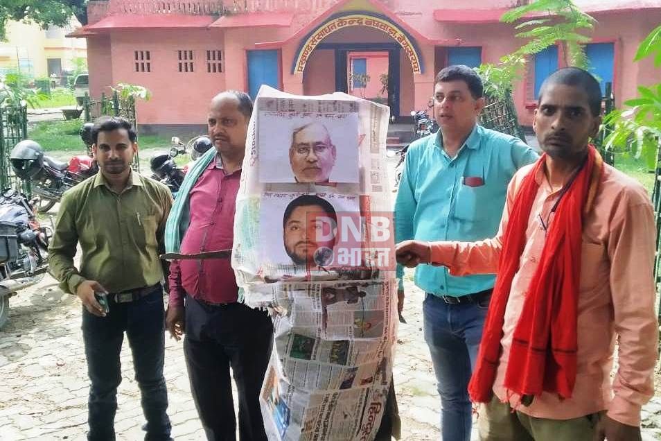 बछवाड़ा बीआरसी कार्यालय परिसर में शिक्षको ने मुख्यमंत्री व उपमुख्य मंत्री का किया पुतला दहन 2