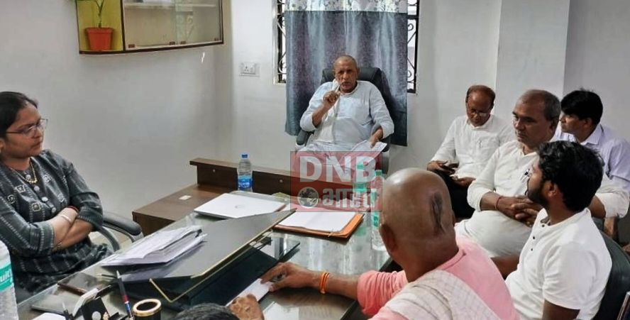 विधायक एवं कार्यपालक पदाधिकारी के आश्वासन पर नप बीहट के मुख्य द्वार पर आयोजित अनिश्चितकालीन धरना प्रदर्शन चौथे दिन समाप्त 2