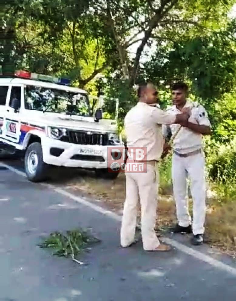 नालंदा: लोगो की सुरक्षा करने के बजाय बीच सड़क पर आपस में भिड़े दो पुलिसकर्मी 2