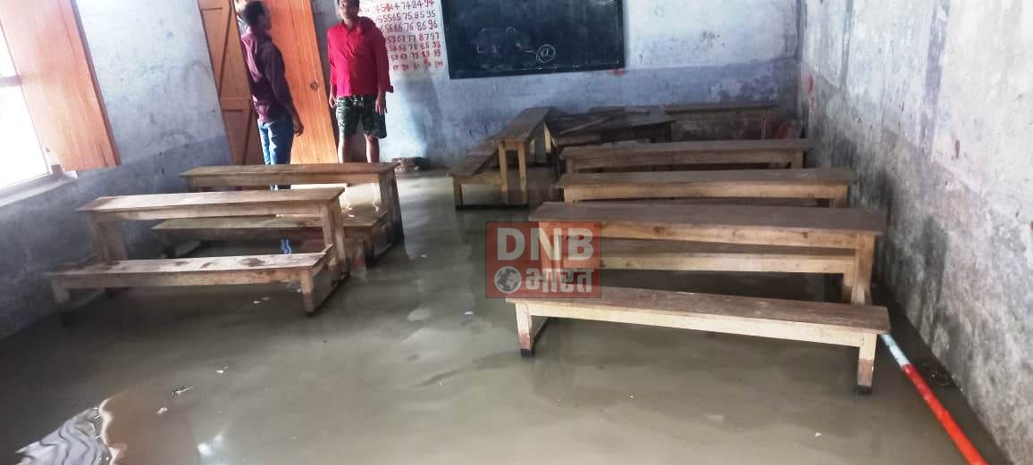 लगातार बारिस से तालाब बना झमटिया का सरकारी स्कूल,वर्ग कक्षा में लगा एक फिट पानी,आंगनवाड़ी केंद्र में छोटे छोटे बच्चे की ली गयी परीक्षा 2