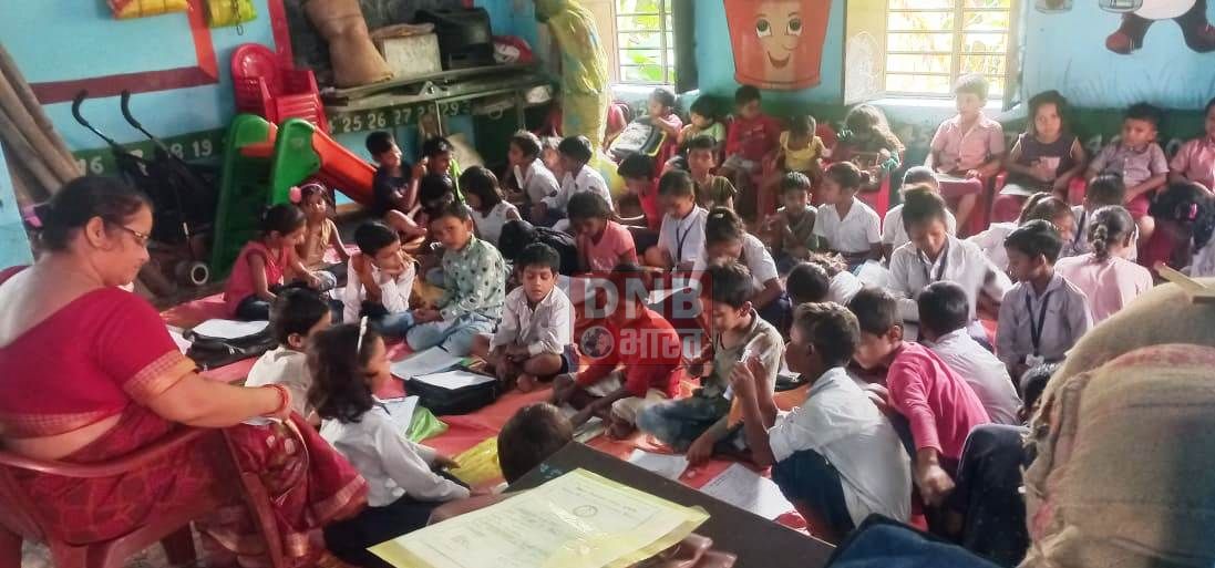 लगातार बारिस से तालाब बना झमटिया का सरकारी स्कूल,वर्ग कक्षा में लगा एक फिट पानी,आंगनवाड़ी केंद्र में छोटे छोटे बच्चे की ली गयी परीक्षा 3