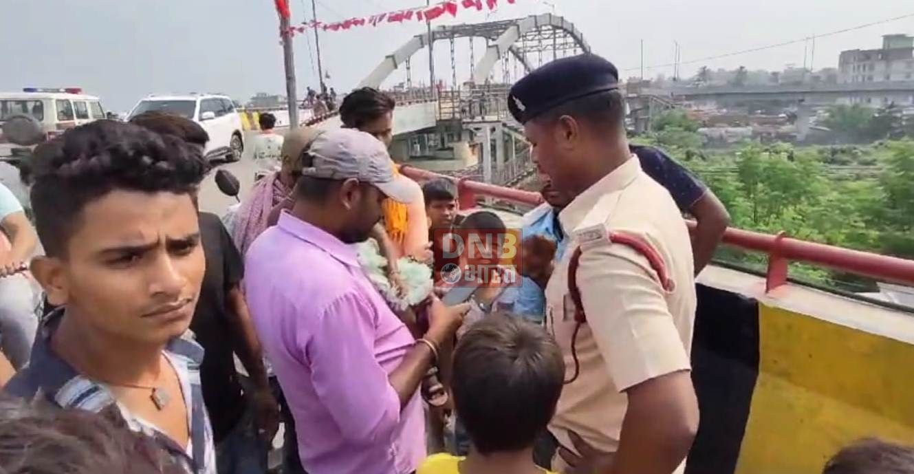 बेगूसराय में अचानक चलती बाइक में लगी आग,युवक ने पत्नी समेत बच्ची की बचाई जान 3