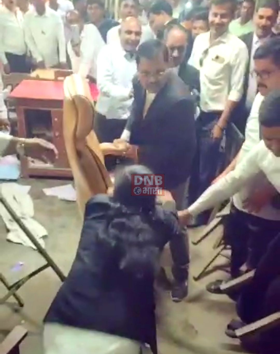 समस्तीपुर कोर्ट परिसर में वकालत खाना में वकीलों के बीच मारपीट का वीडियो शोसल मीडिया पर खूब हो रहा है वायरल 2
