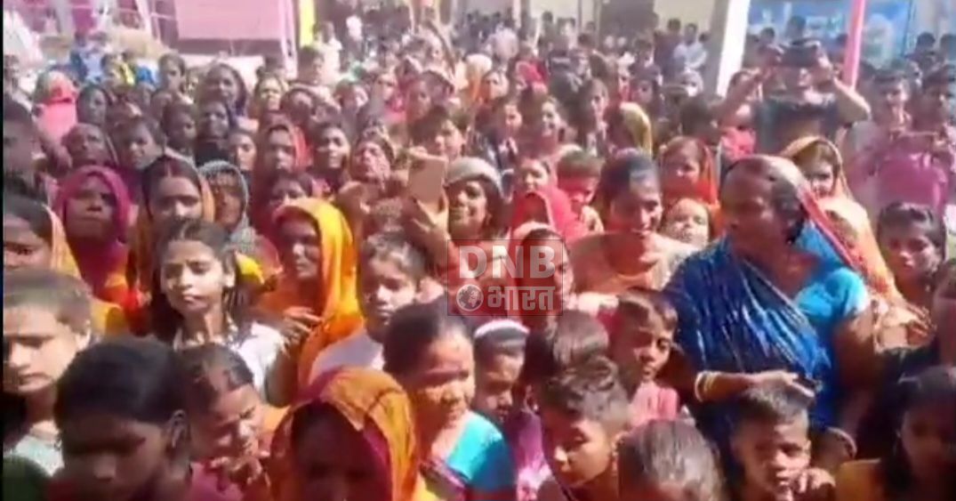 छूप छूप कर प्रेमिका से मिलना प्रेमी की पड़ा महंगा..ग्रामीणों ने प्रेमी की पहले की पिटाई फिर कराई शादी 3