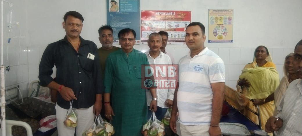 बेगूसराय जिले की 51 वीं स्थापना दिवस व महात्मा गाँधी व लालबहादुर शास्त्री के जयंती पर बरौनी अस्पताल में फल एवं ब्रेड का वितरण 3
