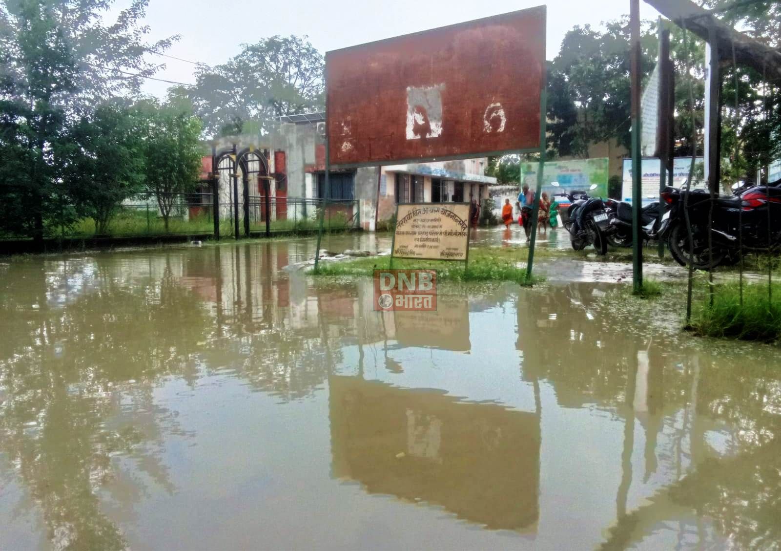 समस्तीपुर: बारिश से ताजपुर हुआ पानी-पानी,कई सरकारी दफ्तर में आवाजाही बंद 2