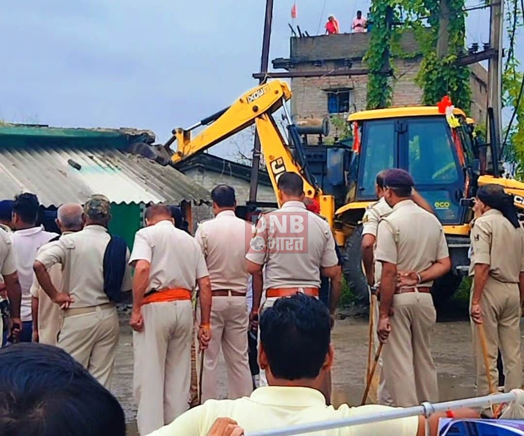 सिमरिया दो पंचायत में दस डिसमिल भूमि को अतिक्रमण मुक्त कराया गया,सरकारी सर्वे सड़क पर था अतिक्रमण 3