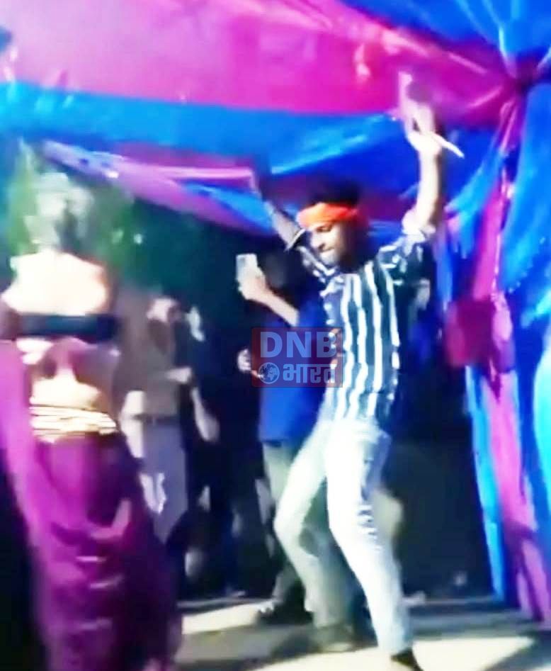 समस्तीपुर:हथियार के साथ भोजपुरी गीत पर नर्तकी के साथ ठुमके लगाने का वीडियो हुआ वायरल,पुलिस जांच में जुटी 2