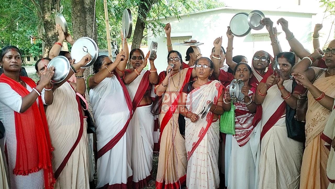 आंगनवाड़ी सेविकाओ ने हड़ताल के दौरान बाल विकास परियोजना बछवाड़ा कार्यालय परिसर में थाली पीटकर जताया विरोध 2