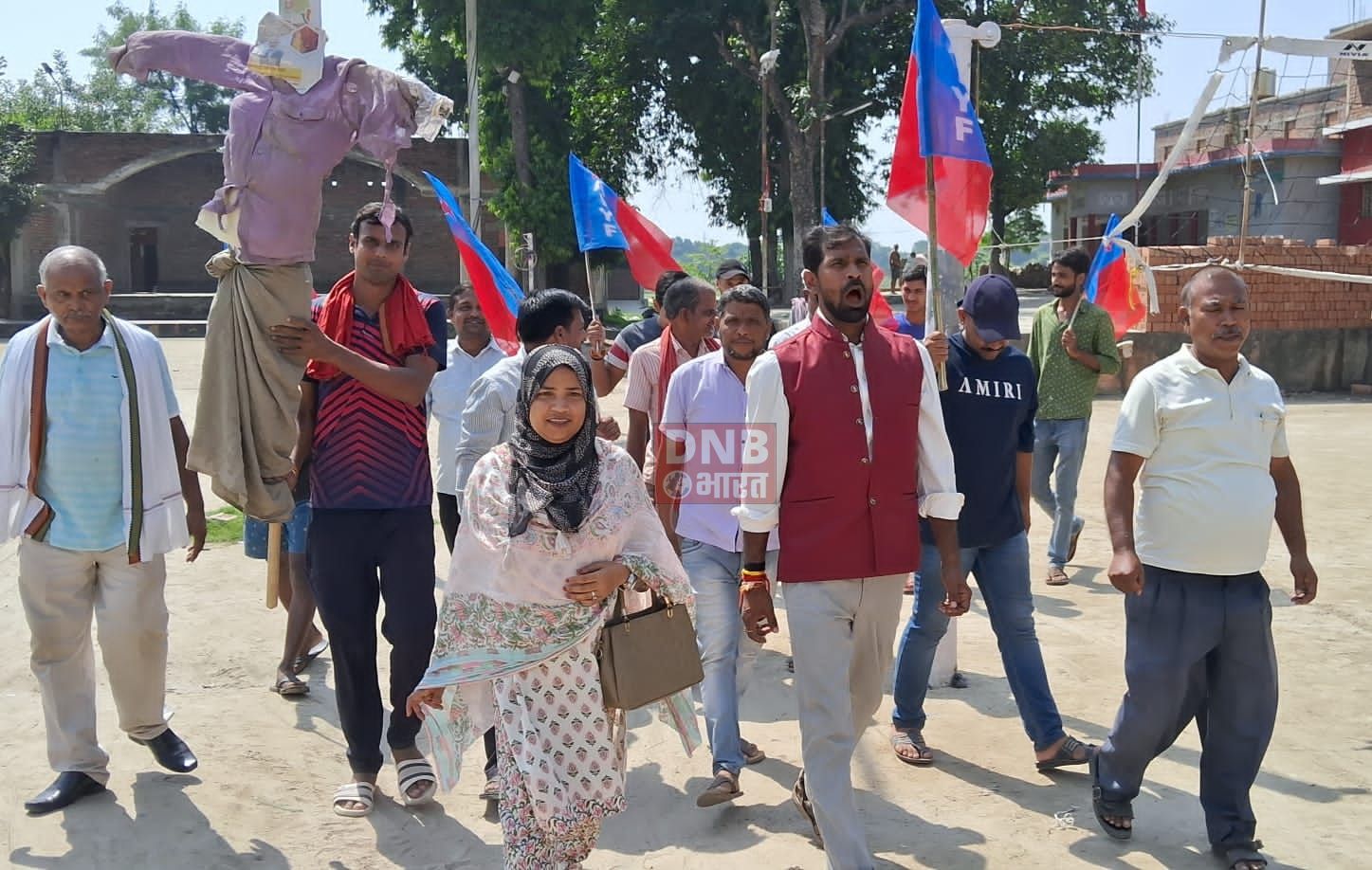 पत्रकारों की गिरफ्तारी के विरोध में एआईवाईएफ ने फूंका प्रधानमंत्री का पुतला 3