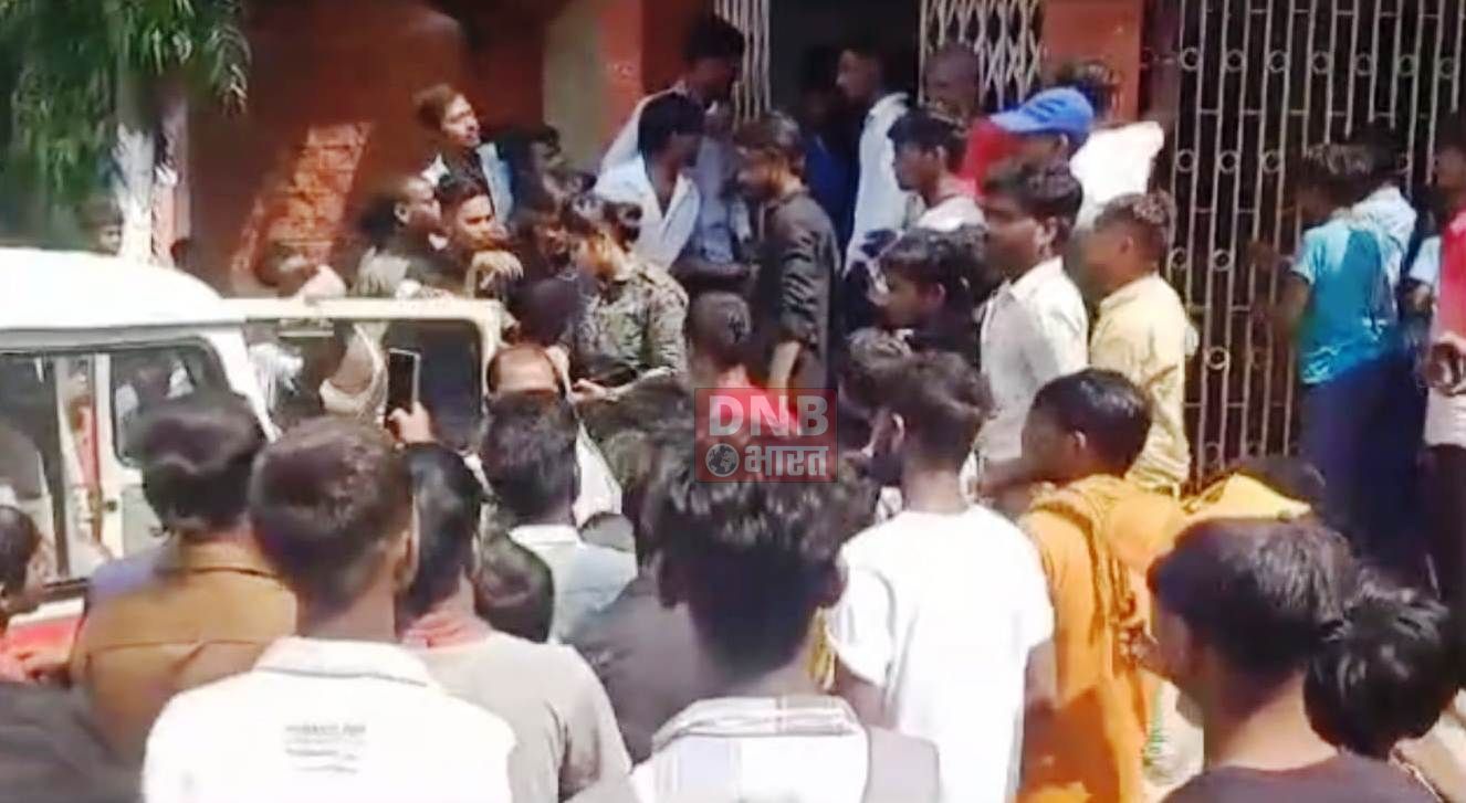 बेगूसराय में प्रधानाध्यापक पर लगा छात्रा के साथ छेड़खानी का आरोप,आक्रोशित ग्रामीणों ने विद्यालय में तालाबंदी कर जमकर किया हंगामा 3