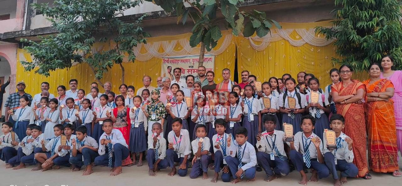 बछवाड़ा प्रखंड के मध्य विद्यालय भरौल में हिंदी पखवाडा कार्यक्रम में छात्र छत्राओ ने अपनी प्रतिभाओं से लोगो का मन मोहा 4