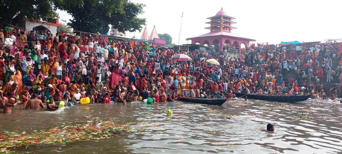 नवरात्र: दुर्गा पूजा कलश स्थापना को लेकर झमटिया गंगा घाट पर स्नान के लिए उमड़ी श्रद्धालुओ की भीड़ 3