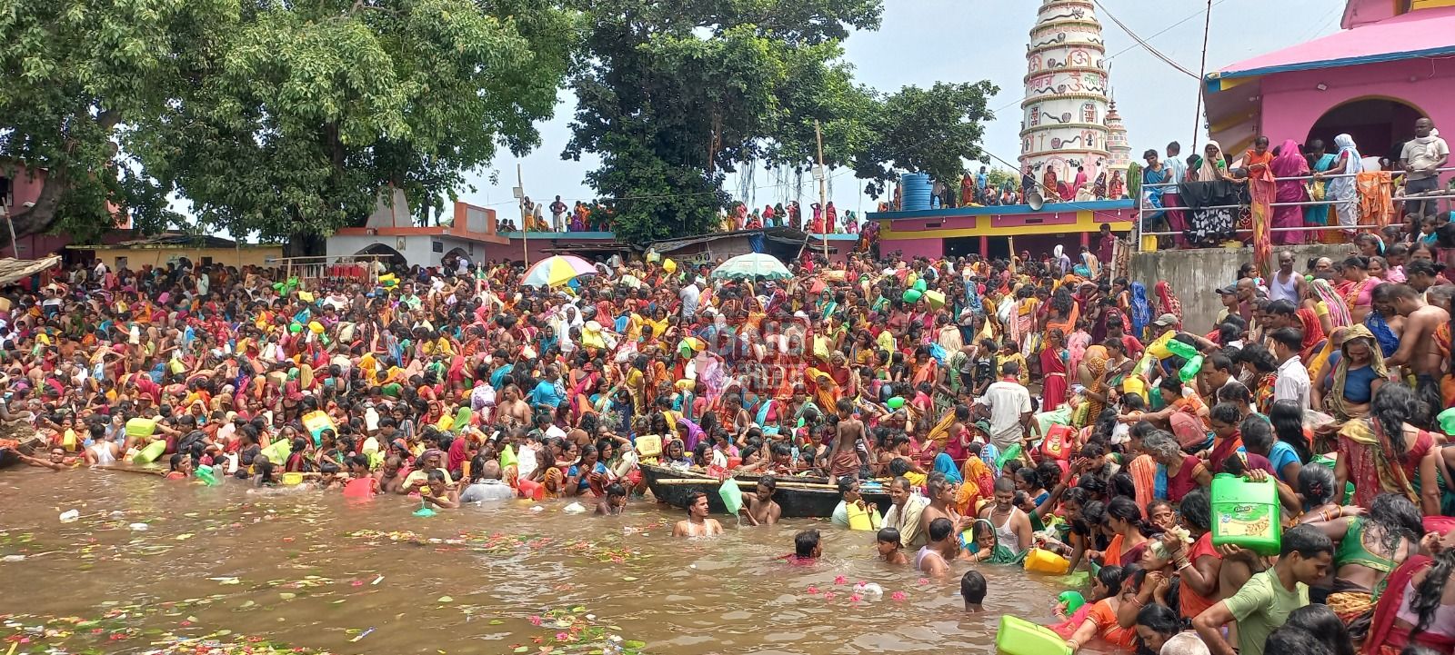 नवरात्र: दुर्गा पूजा कलश स्थापना को लेकर झमटिया गंगा घाट पर स्नान के लिए उमड़ी श्रद्धालुओ की भीड़ 2