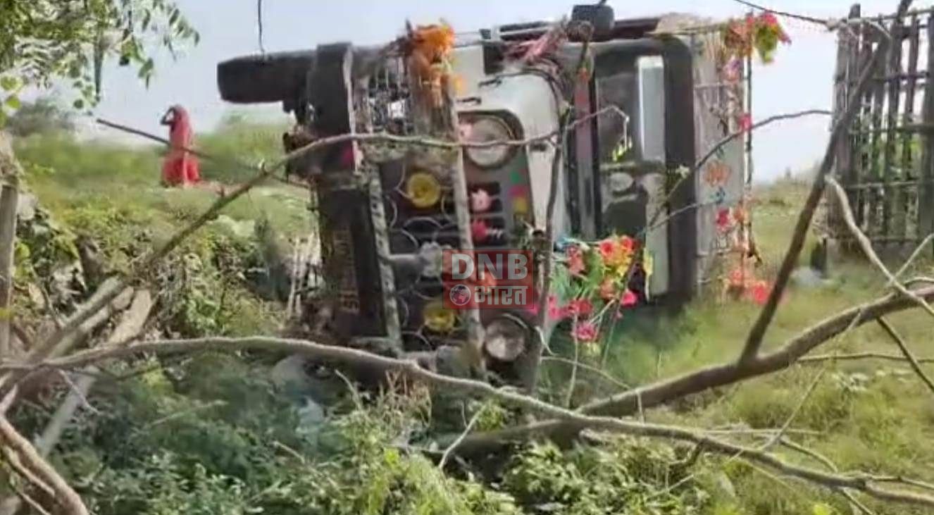 शराब के नशे में धुत कमांडर जीप चालक ने बाइक में मारी ठोकर,अनियंत्रित जीप गढ्ढे में पलटी 3
