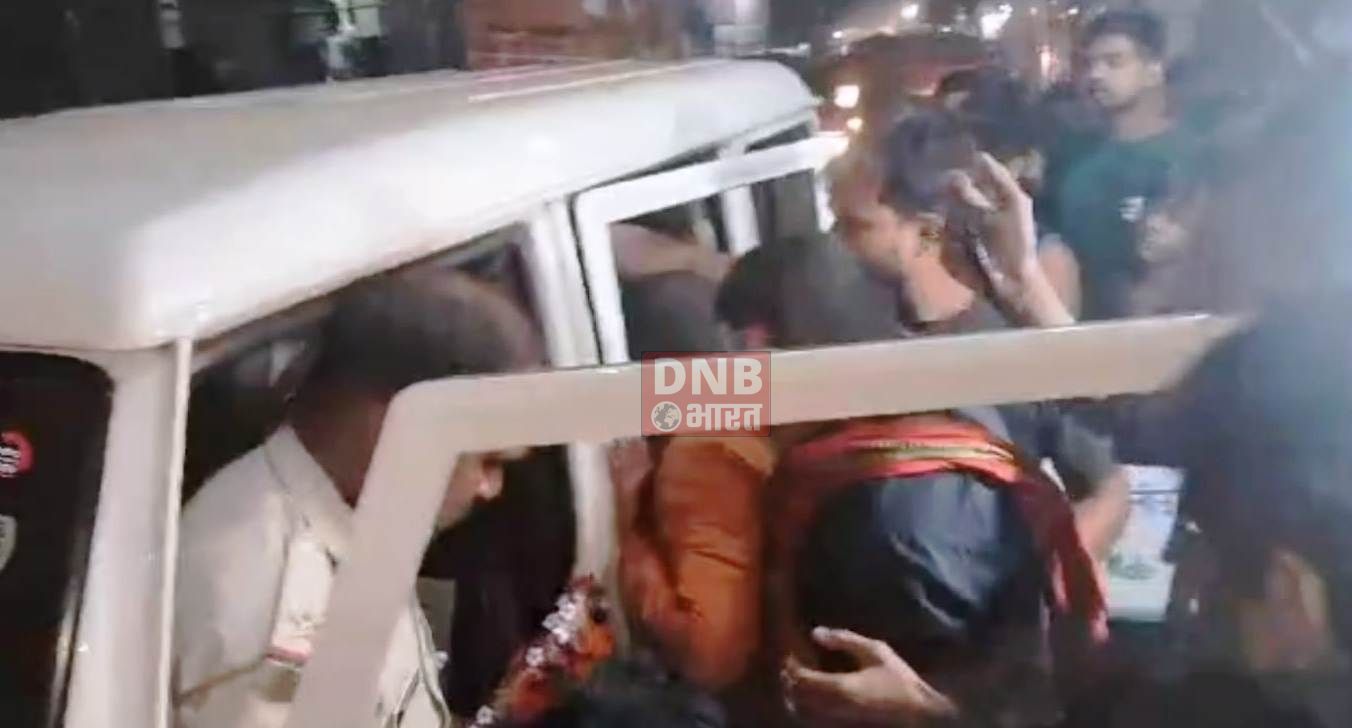 बेगूसराय में चोरी के आरोप में पुलिस के सामने भीड़ ने युवक को लात घूंसा से कियाजमकर पिटाई 3