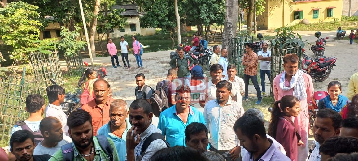 बछवाड़ा बीआरसी कार्यालय में नवचयनित शिक्षको का योगदान के लिए दिन भर लगी रही भीड़   2