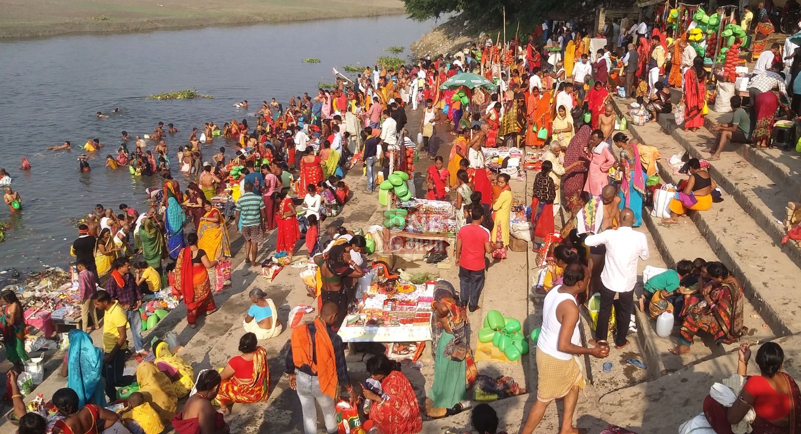शरद पूर्णिमा ग्रहण के बाद झमटिया गंगा घाट पर स्नान के लिए उमड़ी श्रद्धालुओ की भीड़ 3