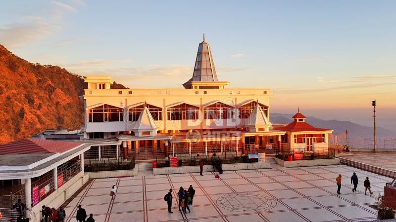 नवरात्र विशेष : भैरोनाथ के दर्शन बगैर पूरा नहीं होता वैष्णो देवी का दर्शन, जानें क्या है मां वैष्णो धाम का महात्म्य और रोचक तथ्य 4