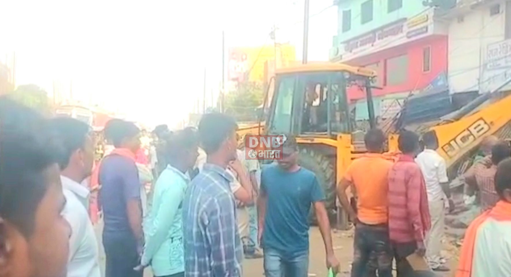 बेगूसराय में अतिक्रमण पर चला प्रशासन का डंडा,बुलडोजर के माध्यम से सरकारी भूमि को अतिक्रमण से कराया गया मुक्त 2