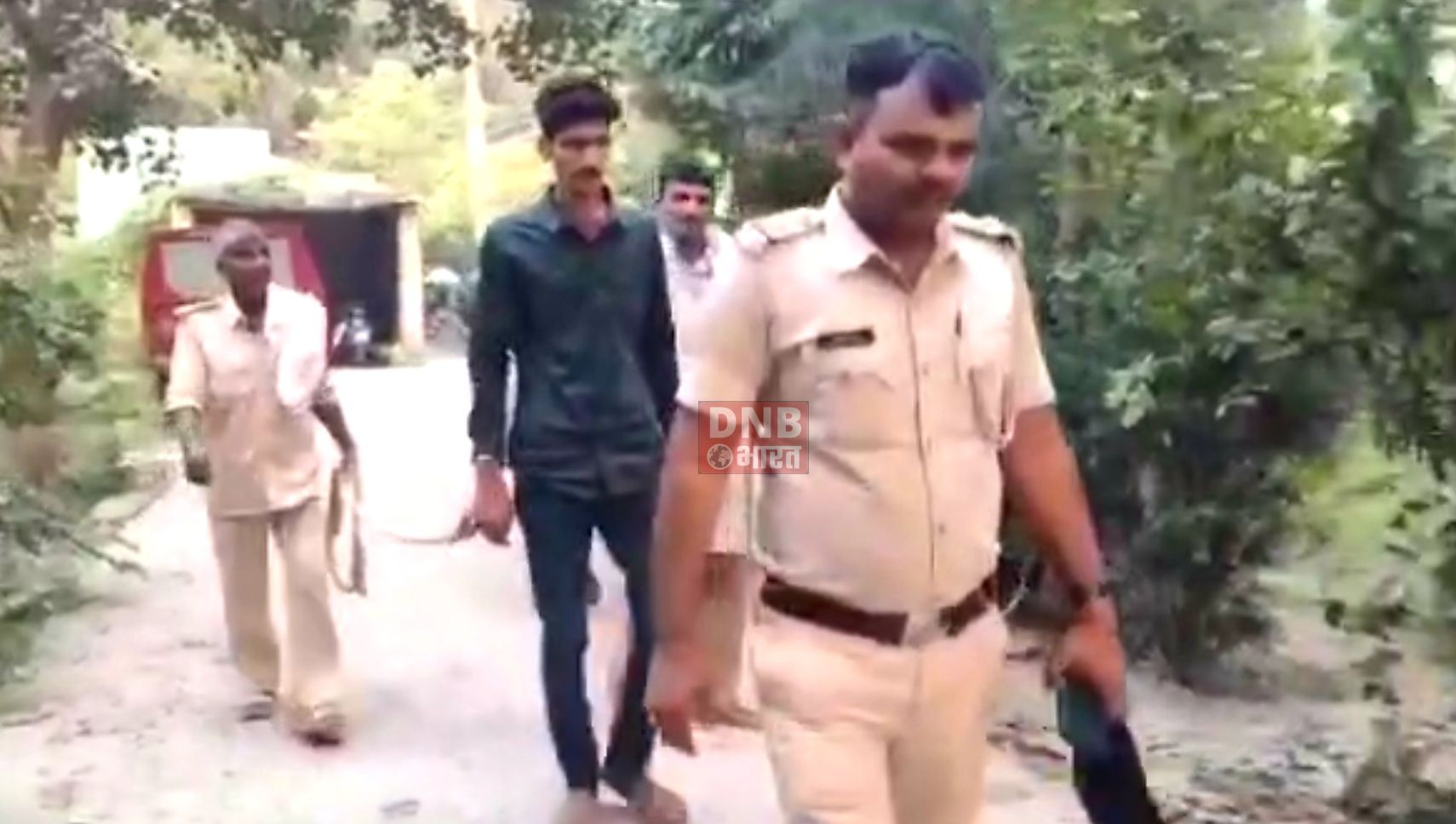 बेगूसराय पुलिस ने एक नकली शराब बनाने वाली फैक्ट्री का किया उद्वेदन,शराब बनाने में उपयोग किए जाने वाले रासायनिक तरल पदार्थ,शराब बनाने की मशीन,कई ब्रांड की बोतल एवं रेपर भी किया बरामद,एक कारोबारी गिरफ्तार 4