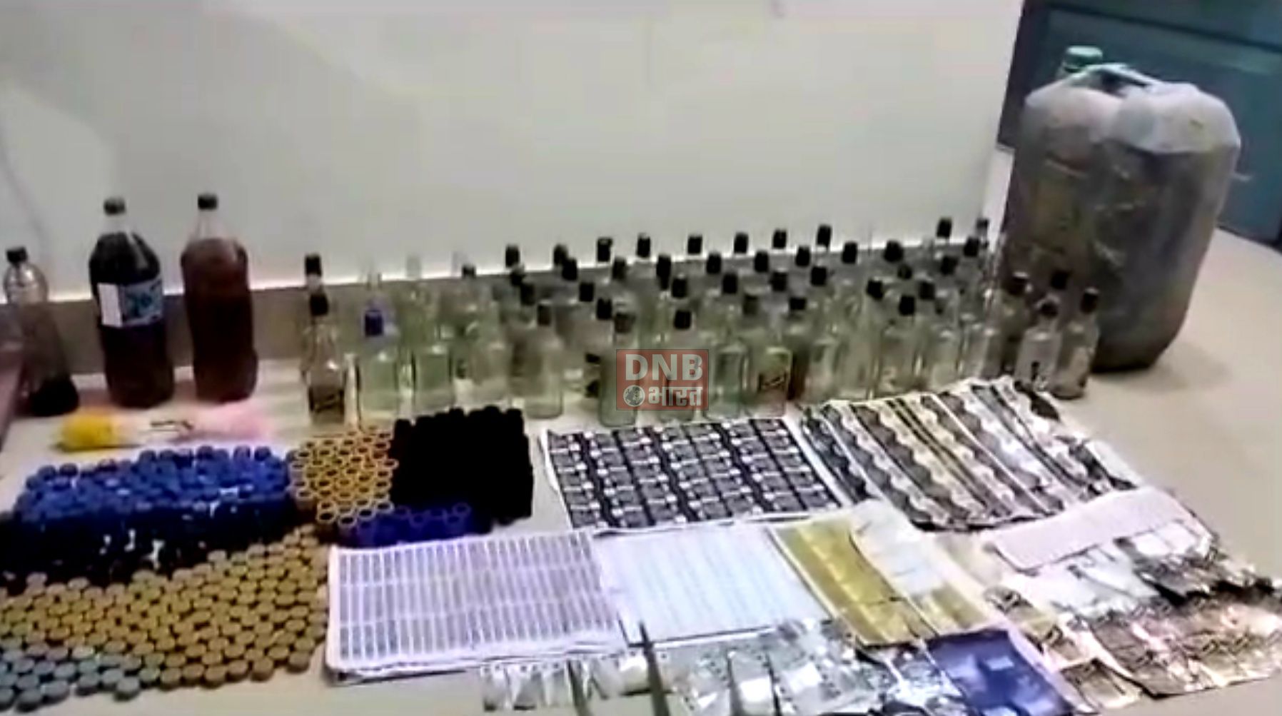 बेगूसराय पुलिस ने एक नकली शराब बनाने वाली फैक्ट्री का किया उद्वेदन,शराब बनाने में उपयोग किए जाने वाले रासायनिक तरल पदार्थ,शराब बनाने की मशीन,कई ब्रांड की बोतल एवं रेपर भी किया बरामद,एक कारोबारी गिरफ्तार 3