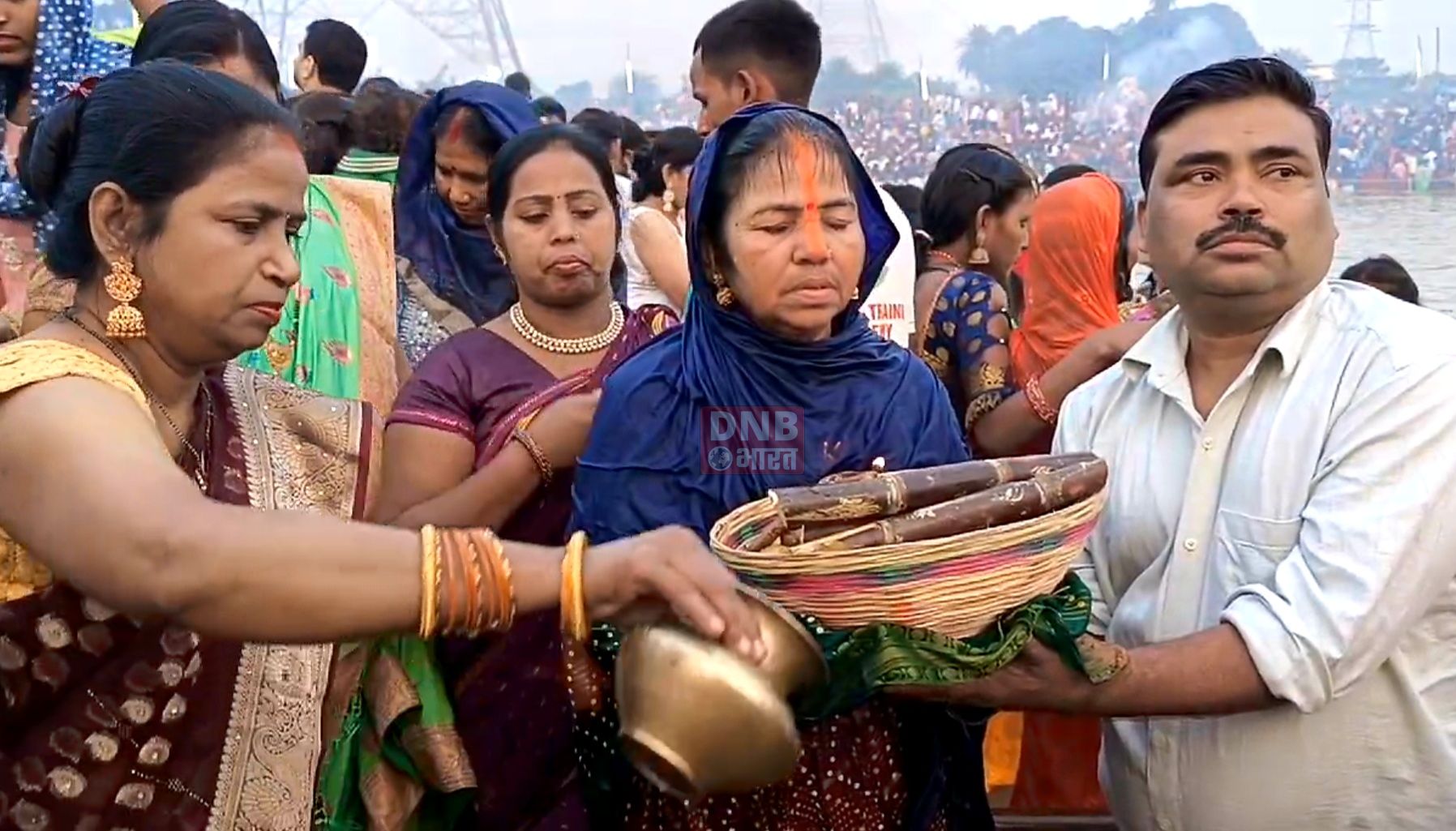 नालंदा: छठवर्तियो ने उगते हुए सूर्य को दिया अर्घ्य,दूसरी अर्घ्य के साथ संपन्न हुआ छठ पूजा 2