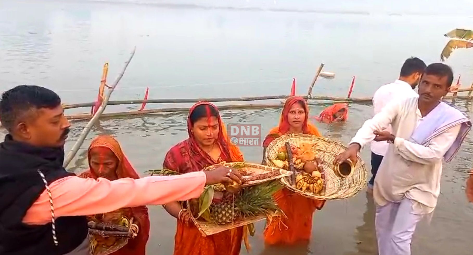 समस्तीपुर:छठ व्रतियों ने दिया उगते सूर्य को अर्ध्य,सम्पन्न हुआ 36 घंटे का निर्जला उपवास, घाटों पर उमड़ी भीड़ 3