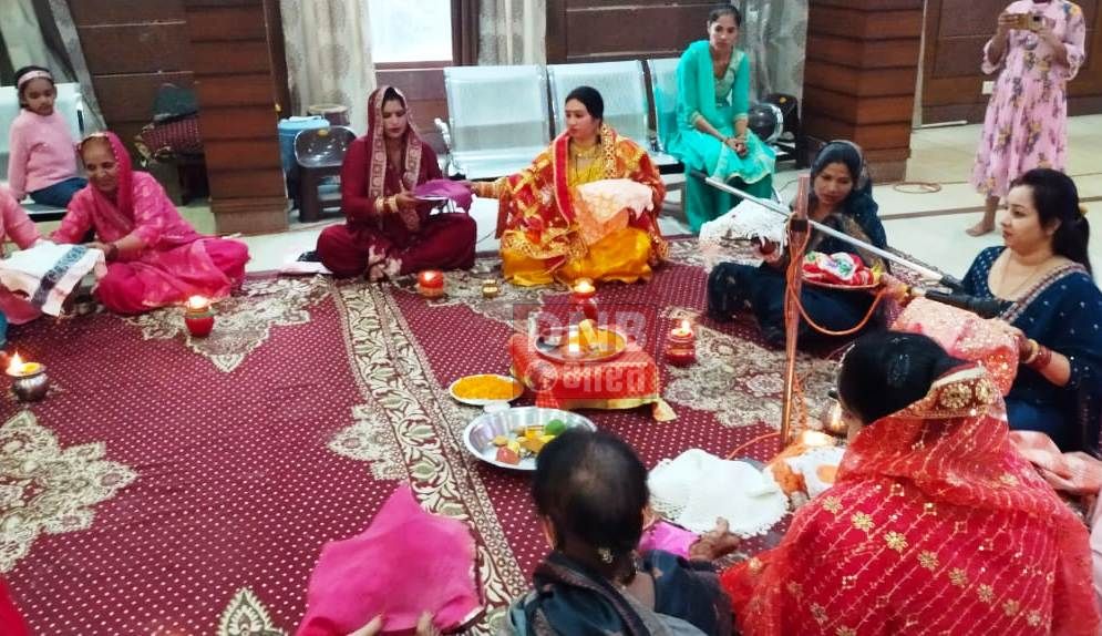 सुहागिन महिलाओं ने धूमधाम से मनाया करवाचौथ का व्रत 2