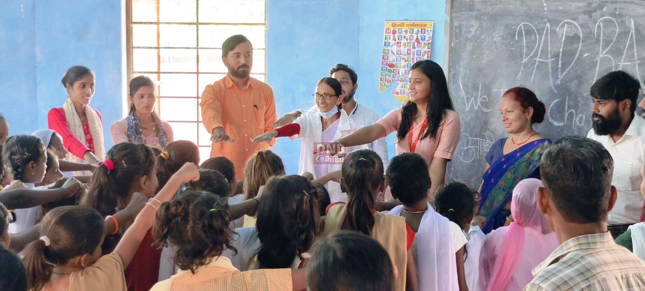 कस्तूरबा विद्यालय की छात्राओं के बीच सेनेटरी पैड का किया गया वितरण,छात्राओं को पढ़ाया स्वच्छता का पाठ 2
