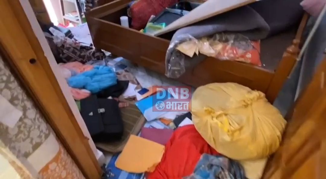 देर रात दस की संख्या में डकैतों ने बैंककर्मी को बंधक बनाकर दस लाख से अधिक के नगद,जेवरात एवं अन्य महंगे सामान लेकर हुए फरार, मारपीट भी की 2