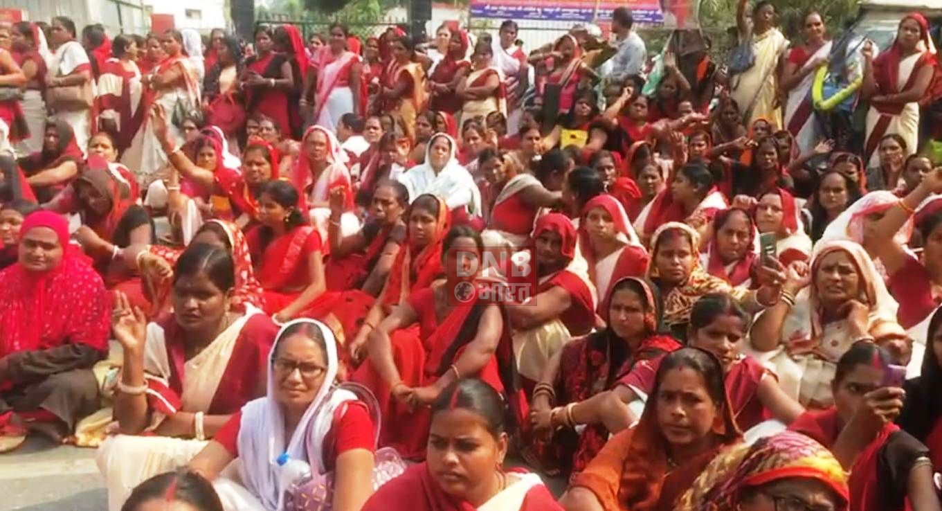 समस्तीपुर:आंगनबाड़ी सेविका व सहायिकाओं ने अपने विभिन्न मांगों को लेकर जमकर धरना प्रदर्शन किय 3