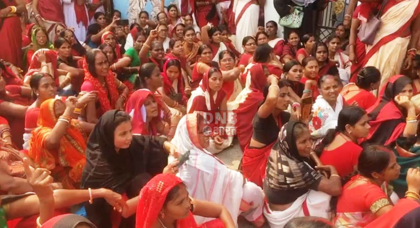 समस्तीपुर:आंगनबाड़ी सेविका व सहायिकाओं ने अपने विभिन्न मांगों को लेकर जमकर धरना प्रदर्शन किय 2