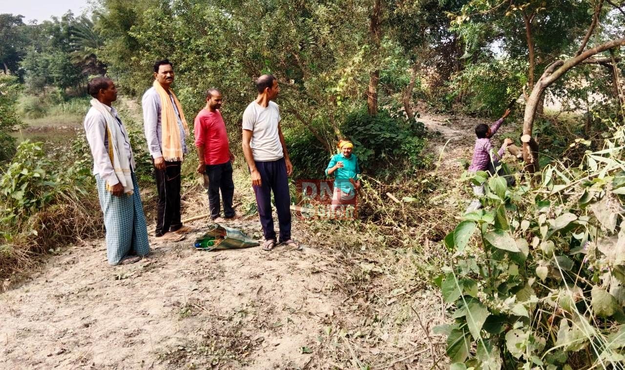 बेगूसराय के खोदावंदपुर में छठ घाट और पहुंच पथ के लिए सफाई में जुटे ग्रामीण 4